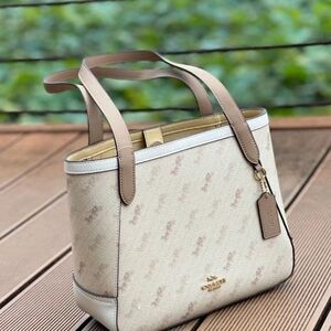 NWT Coach Horse And Carriage Tote 27 With Horse And Carriage Dot Print C4060